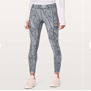 Lululemon TIGHT STUFF TIGHT II *ONLINE ONLY 25"
COLOUR: AREA ICE GREY
SIZE 4